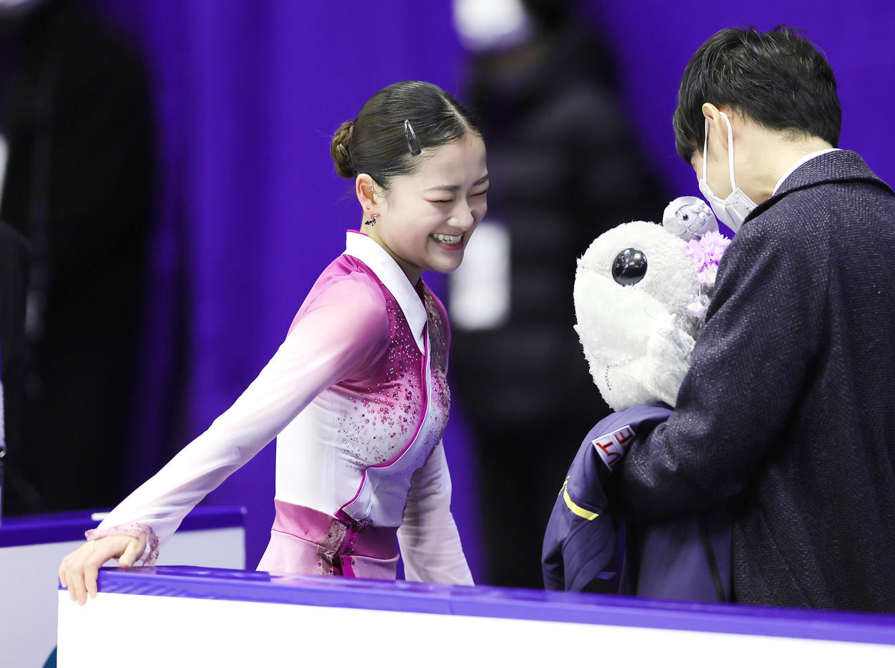 女子フリーの演技を終え、キスアンドクライへ笑顔で向かう渡辺（撮影・足立雅史）