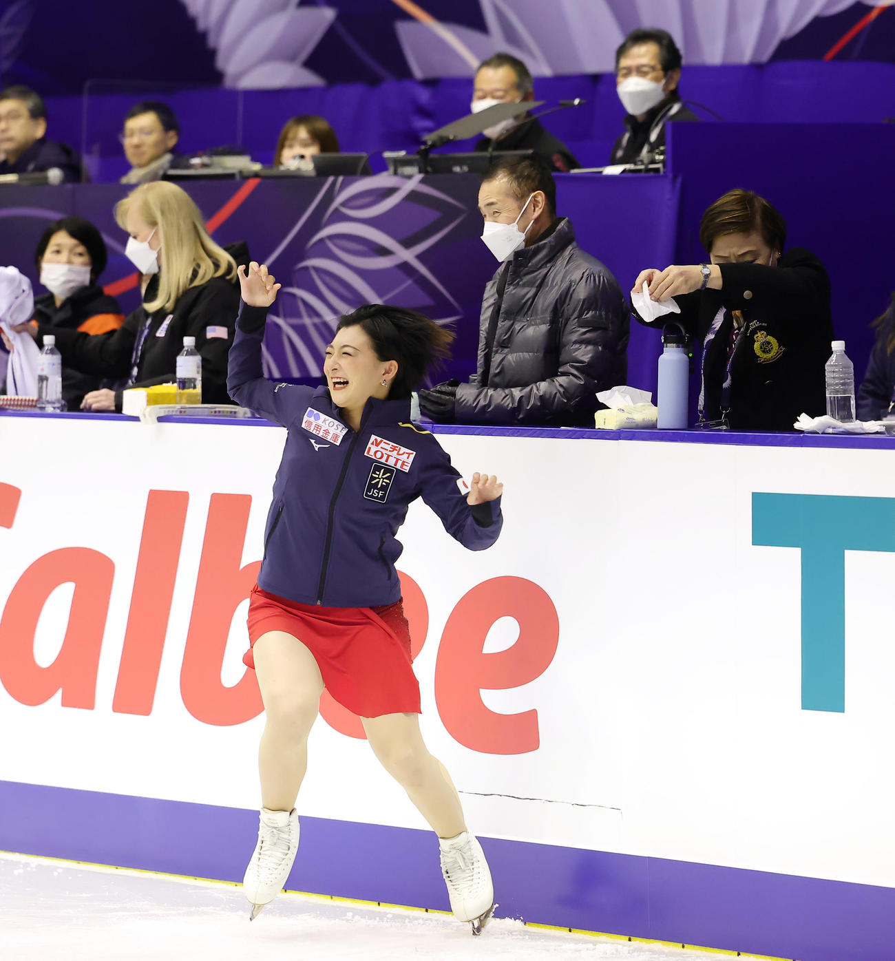 女子FSの練習前、リンクにいた虫を見つけ片付ける坂本（撮影・足立雅史）