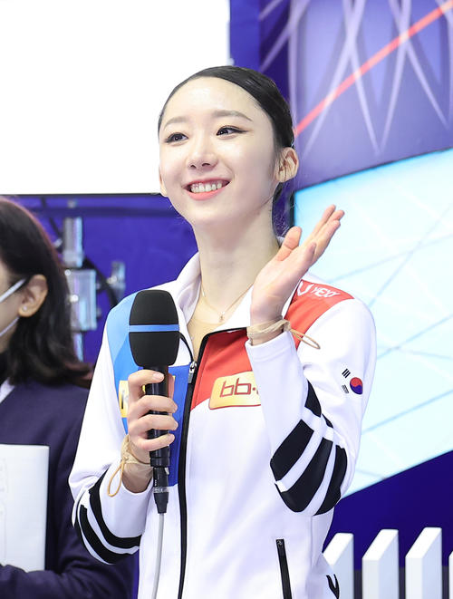 女子フリーの優勝インタビューで笑顔を見せるキム・イェリム（撮影・足立雅史）
