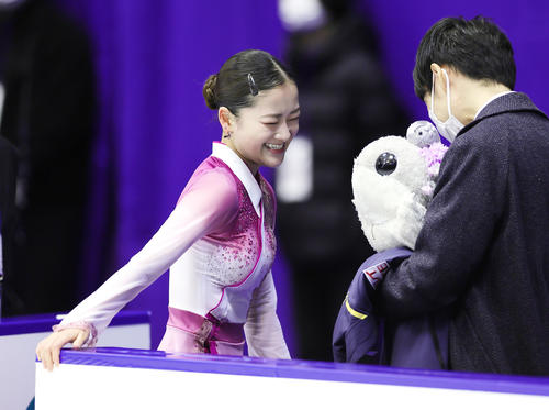女子フリーの演技を終え、キスアンドクライへ笑顔で向かう渡辺（撮影・足立雅史）