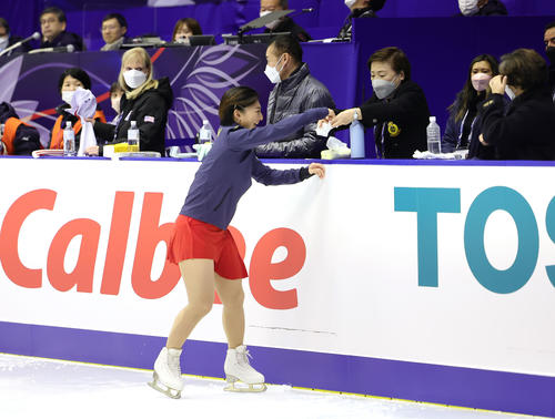女子FSの練習前、リンクにいた虫を見つけ片付ける坂本（撮影・足立雅史）