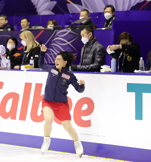 女子FSの練習前、リンクにいた虫を見つけ片付ける坂本（撮影・足立雅史）