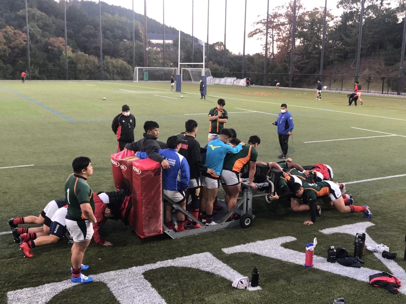 スクラムを鍛える京産大のメンバー