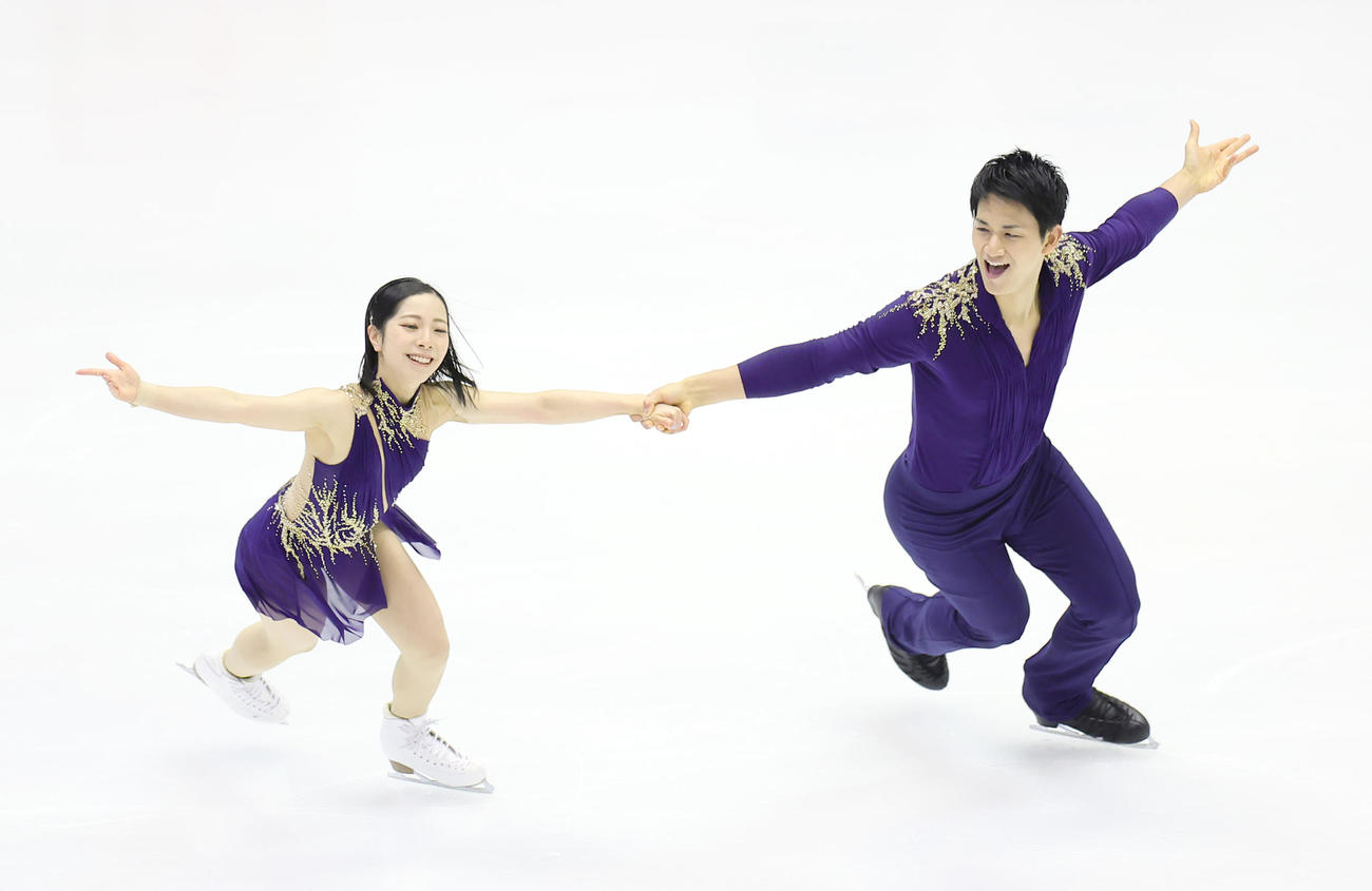 ペアSPで演技する三浦（左）、木原組（撮影・足立雅史）