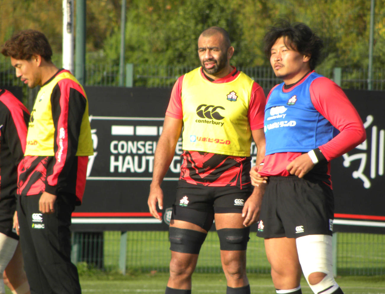 フランス戦に向けた練習で会話する日本代表の稲垣啓太（右）とリーチ・マイケル（右から2人目）（撮影・松本航）