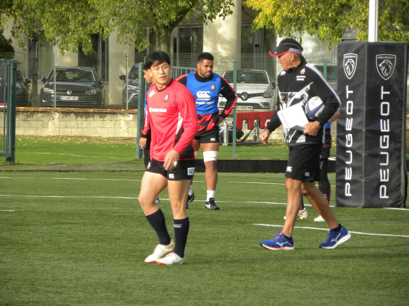 フランス戦に向けた日本代表の練習に参加する中尾隼太（左）（撮影・松本航）