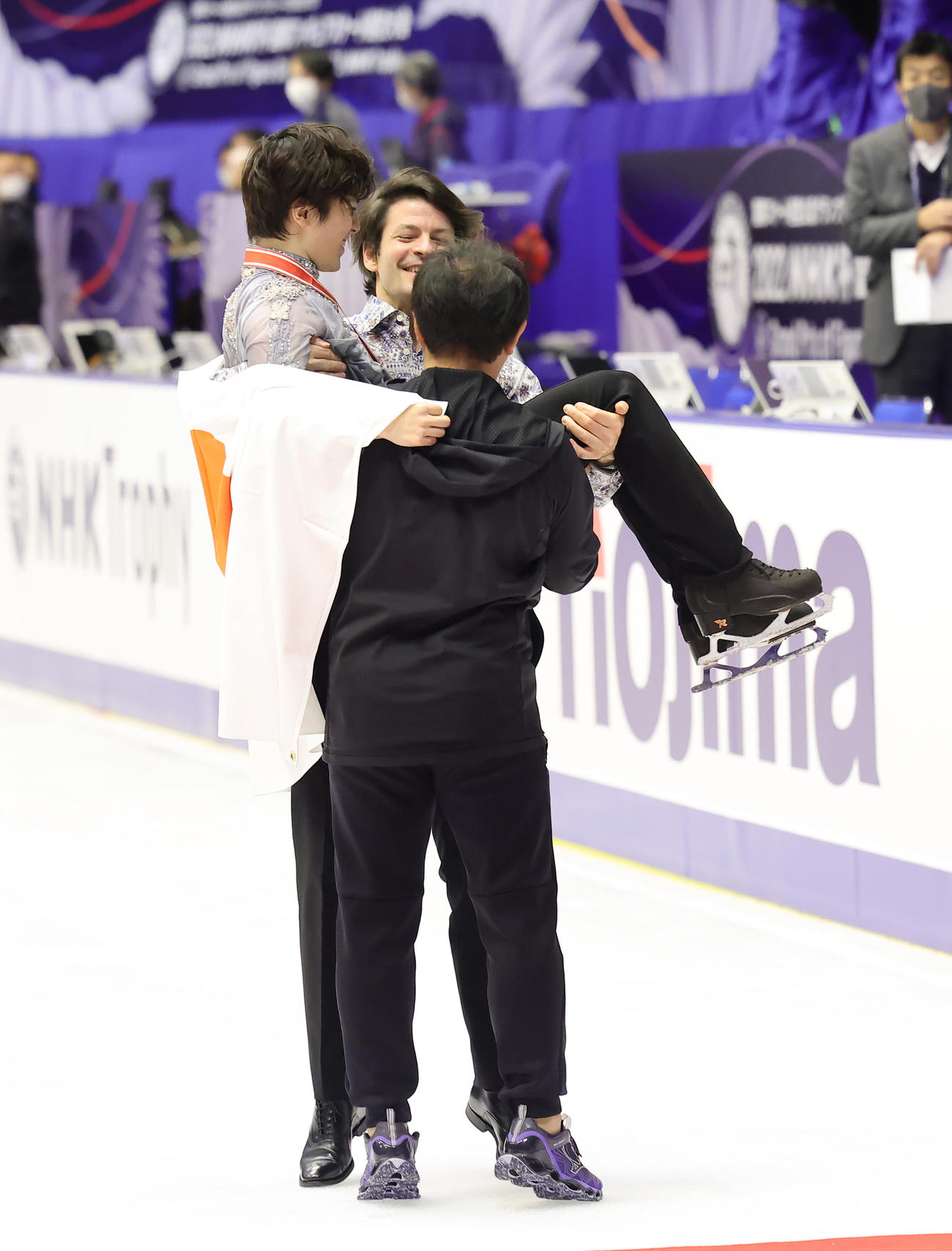 優勝した宇野（左）はランビエールコーチ（中央）らに胴上げされる（撮影・足立雅史）