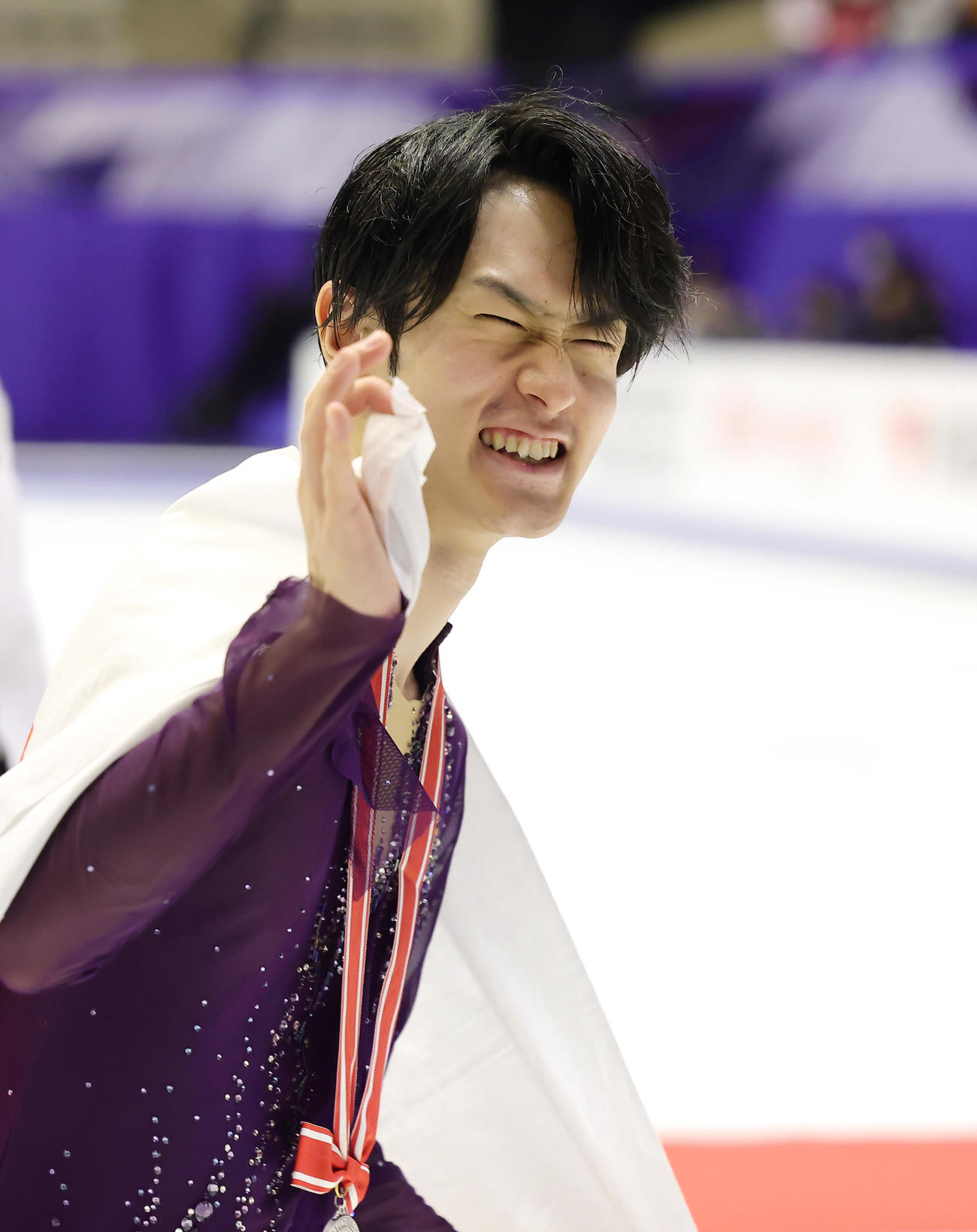 笑顔で手を振る2位の山本（撮影・足立雅史）