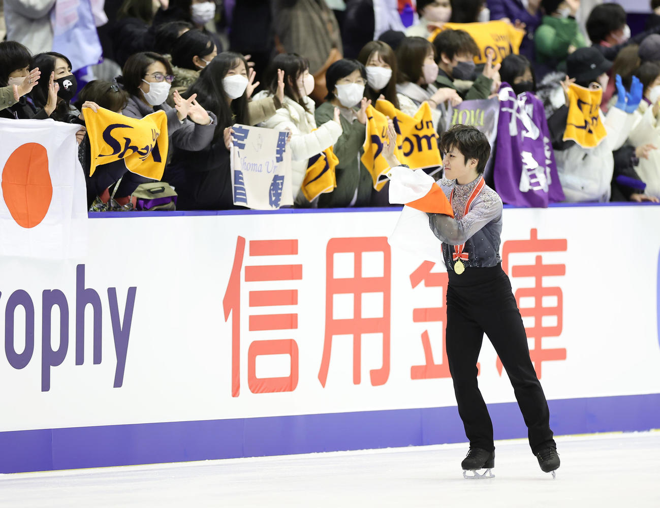 優勝した宇野昌磨は場内を笑顔で一周する（撮影・足立雅史）