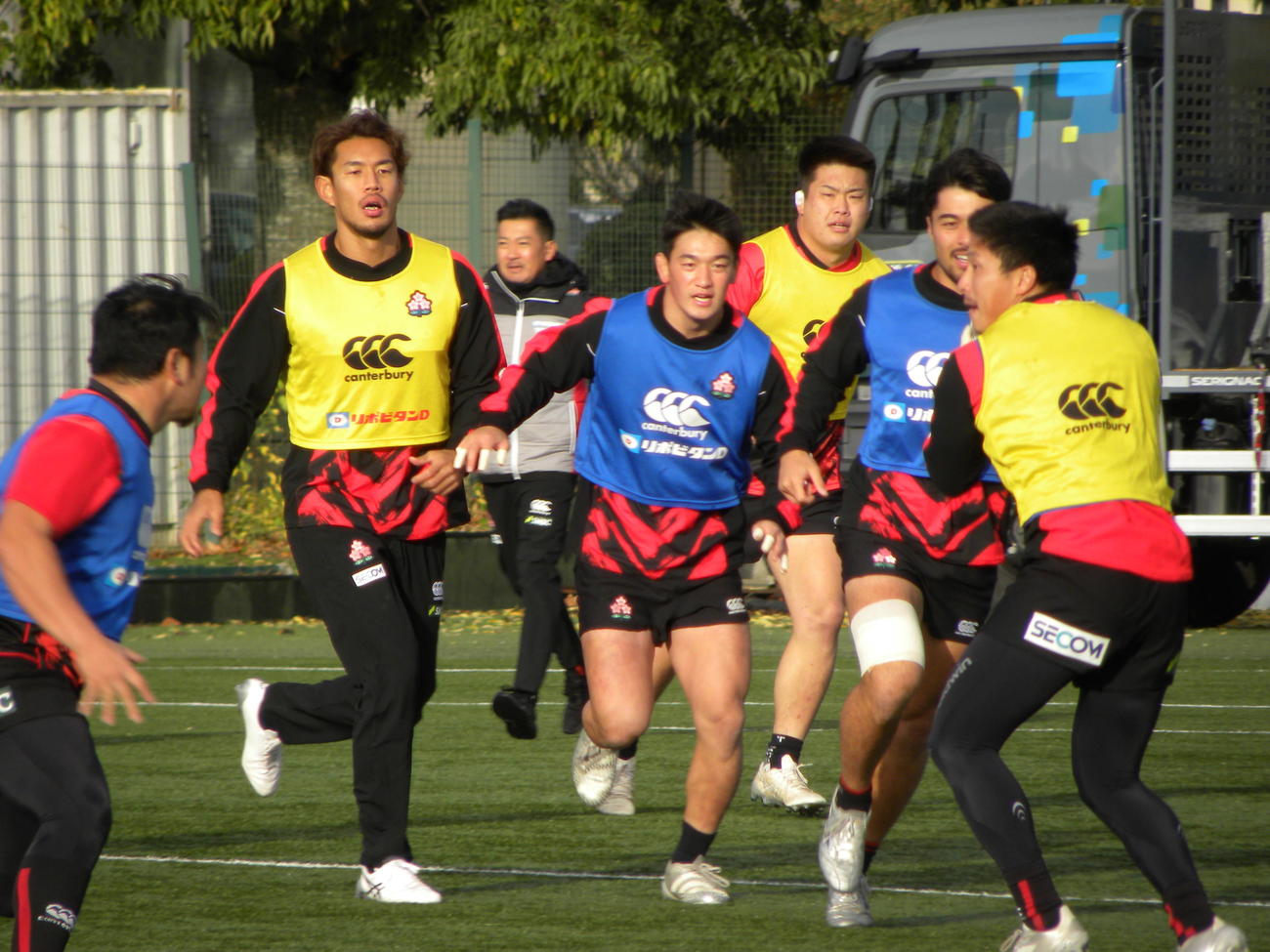 フランス戦に向けた日本代表の練習で汗を流す李承信（右から4人目）ら（撮影・松本航）