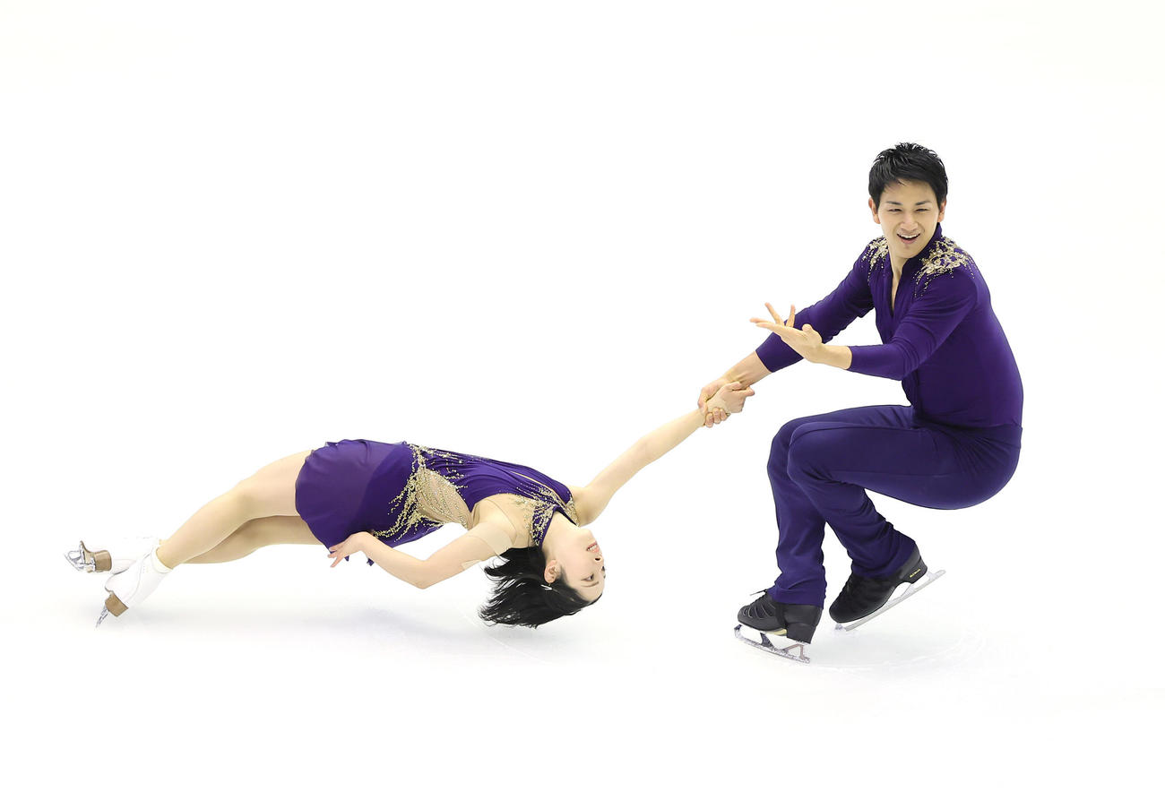 ペアSPで演技する三浦（左）、木原組（撮影・足立雅史）