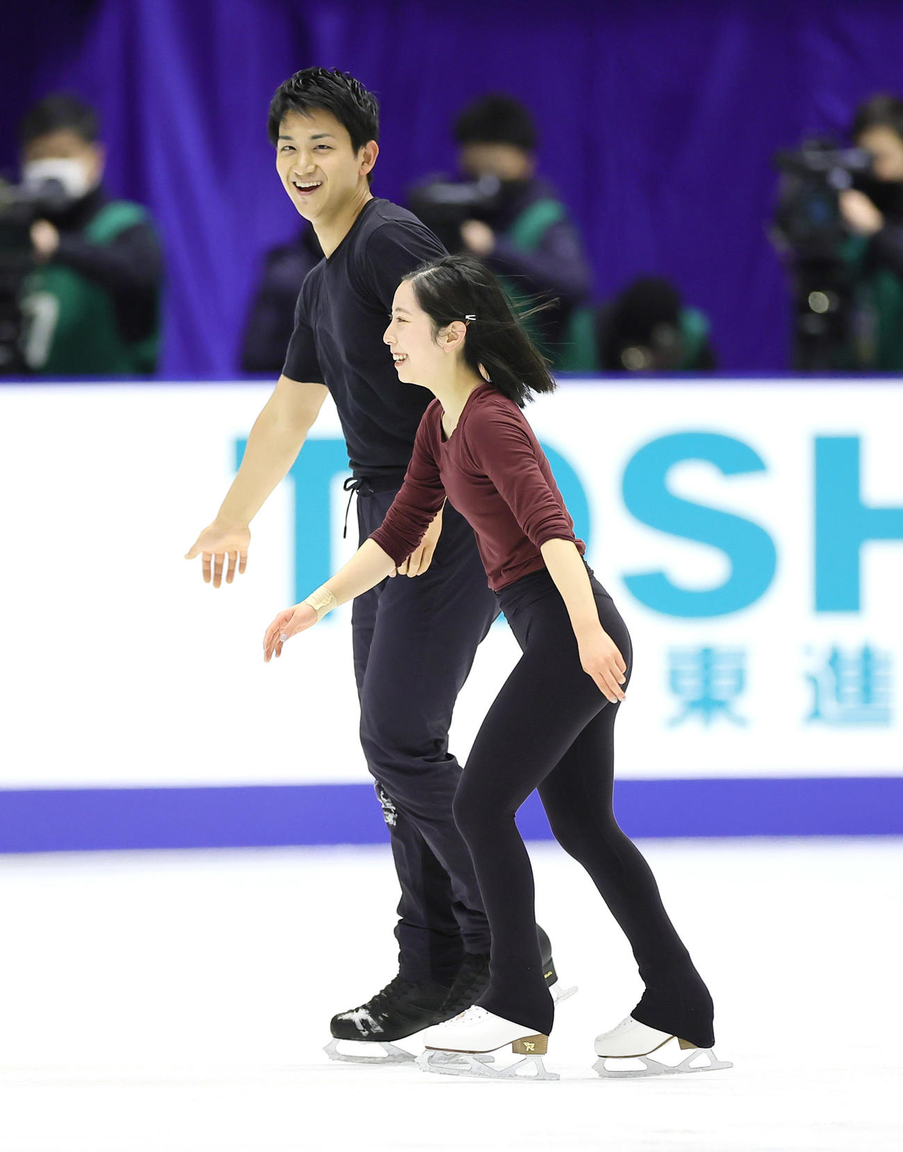 練習中、笑顔を見せる三浦（右）、木原組（撮影・足立雅史）