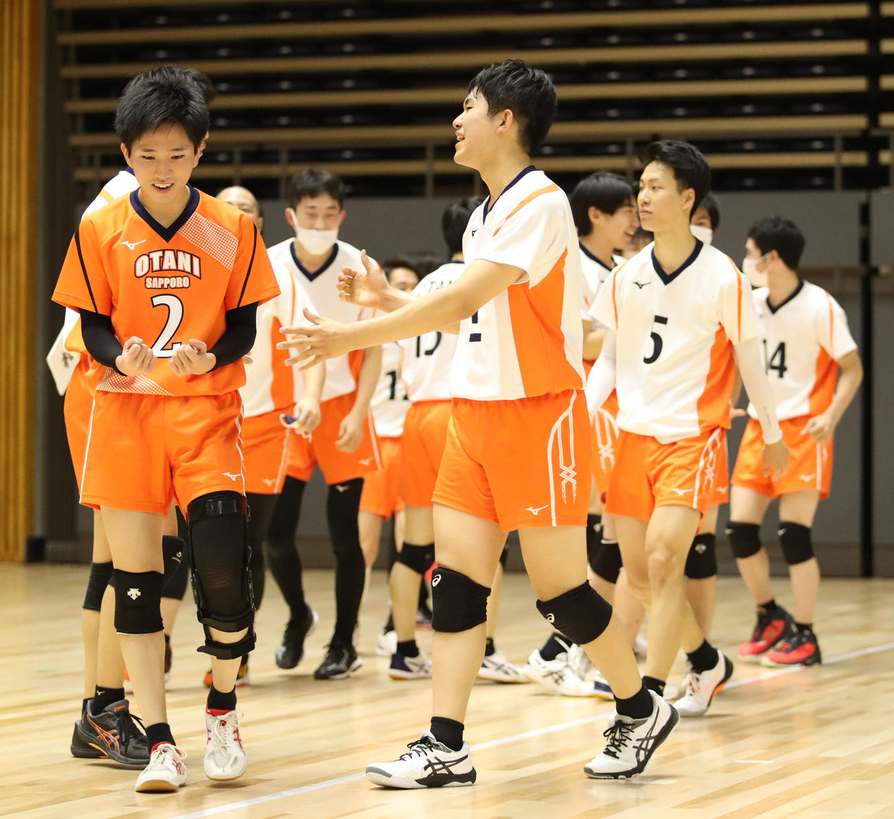 初の準決勝進出を決め歓喜する札幌大谷の選手たち（撮影・佐藤翔太）
