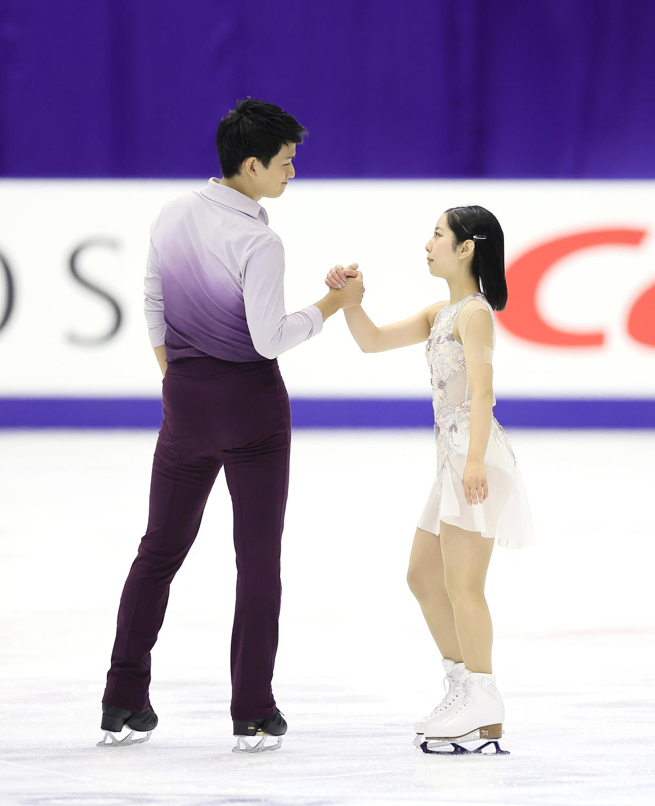 ペアFS演技前、握手する三浦（右）、木原組（撮影・足立雅史）