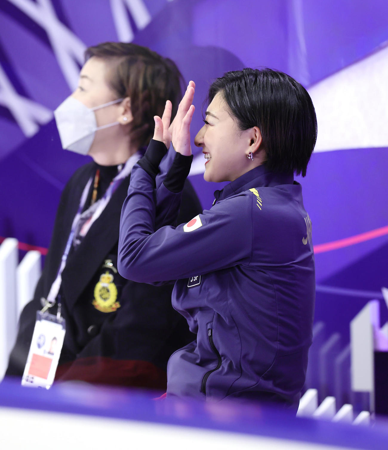 女子FSの演技を終え、自身が悔しがる姿が場内に映し出され顔を隠す坂本（撮影・足立雅史）
