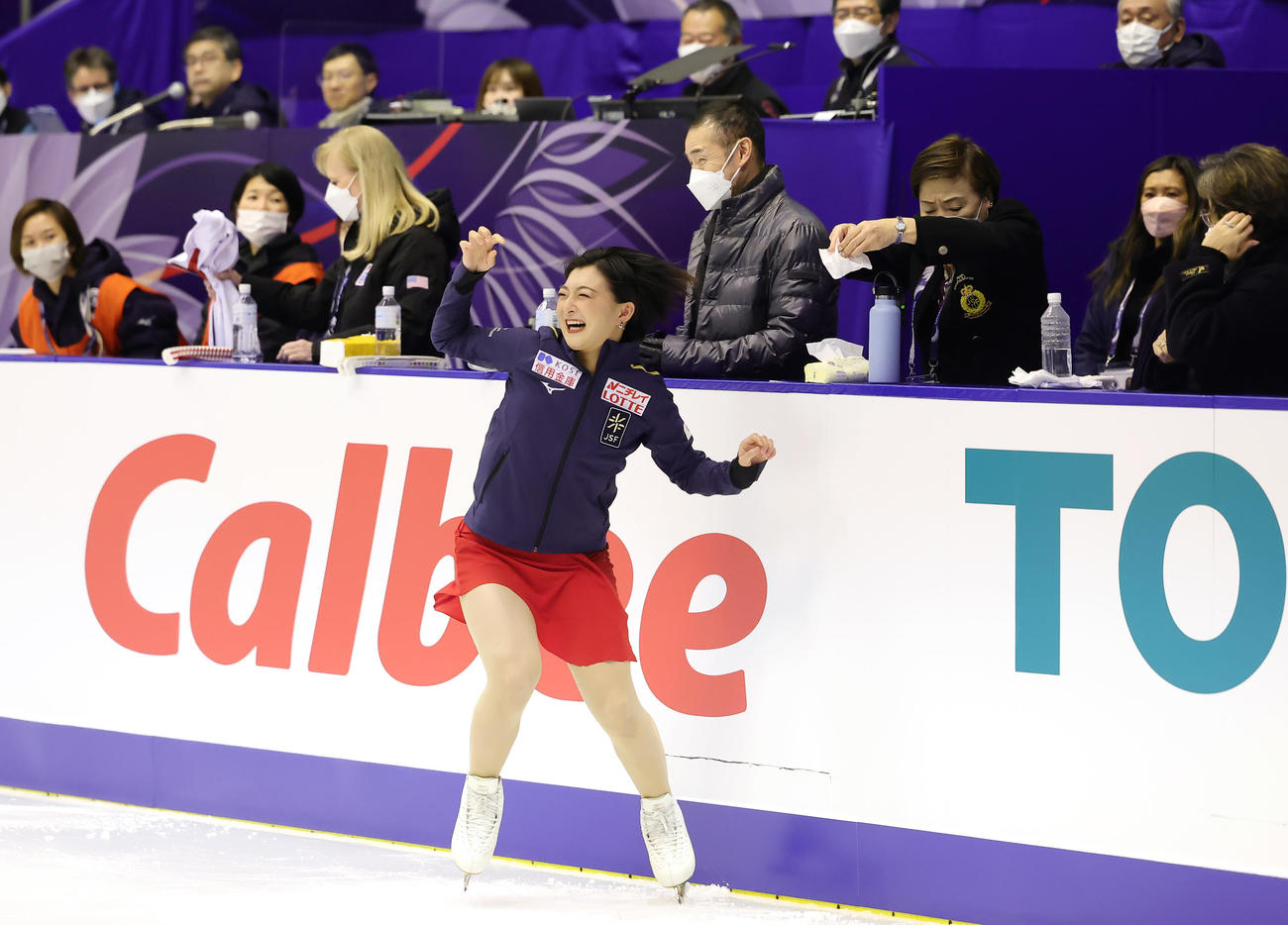 女子FSの練習前、リンクにいた虫を見つけ片付ける坂本（撮影・足立雅史）