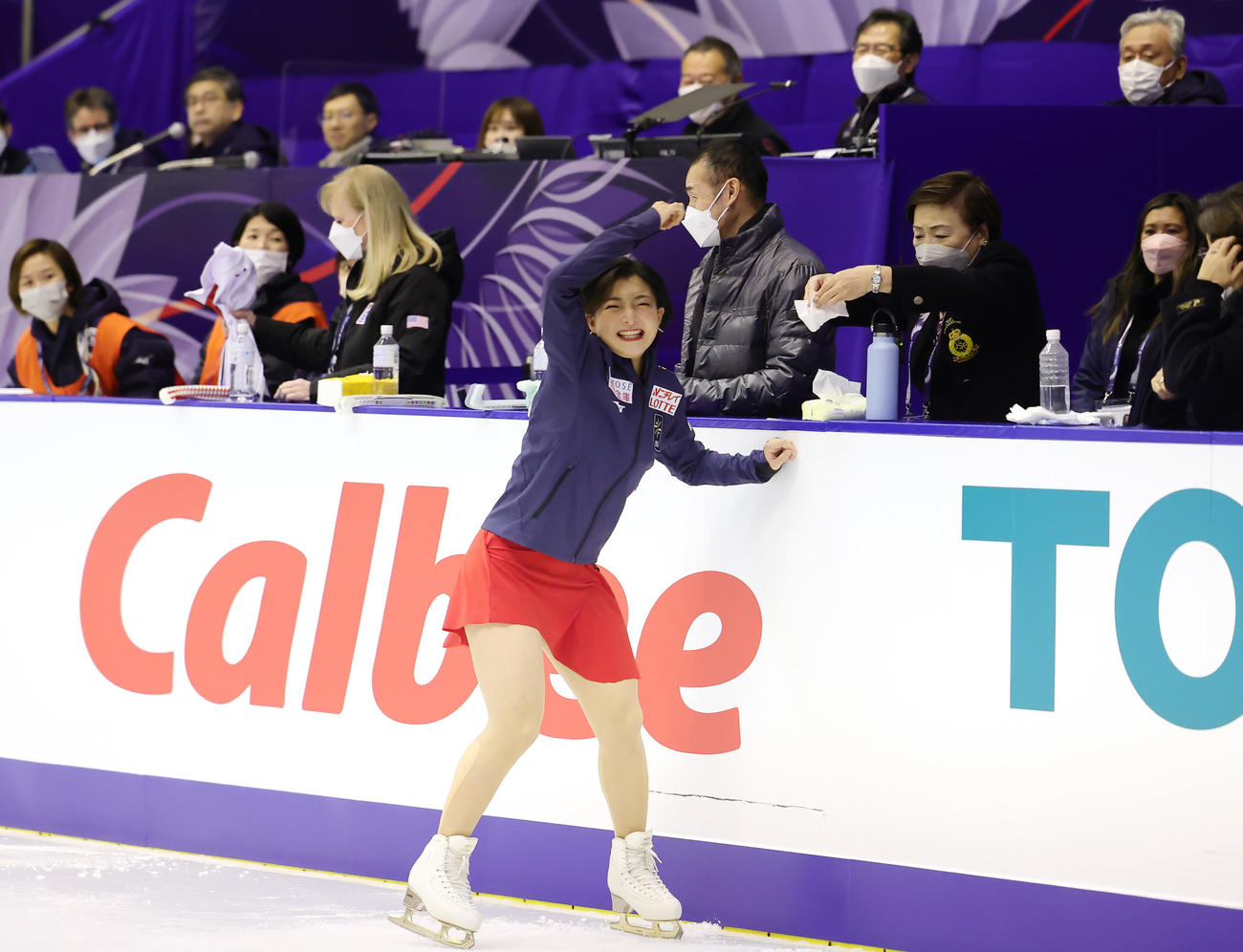 女子FSの練習前、リンクにいた虫を見つけ片付ける坂本（撮影・足立雅史）