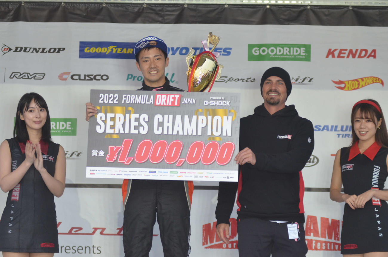 レースクイーンらに祝福されるFDJ年間王者の松山北斗