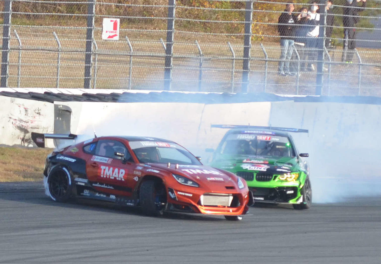 最終戦決勝1本目で激しく競り合う松山のTMAR GR86（左）と高橋のBMW－E92