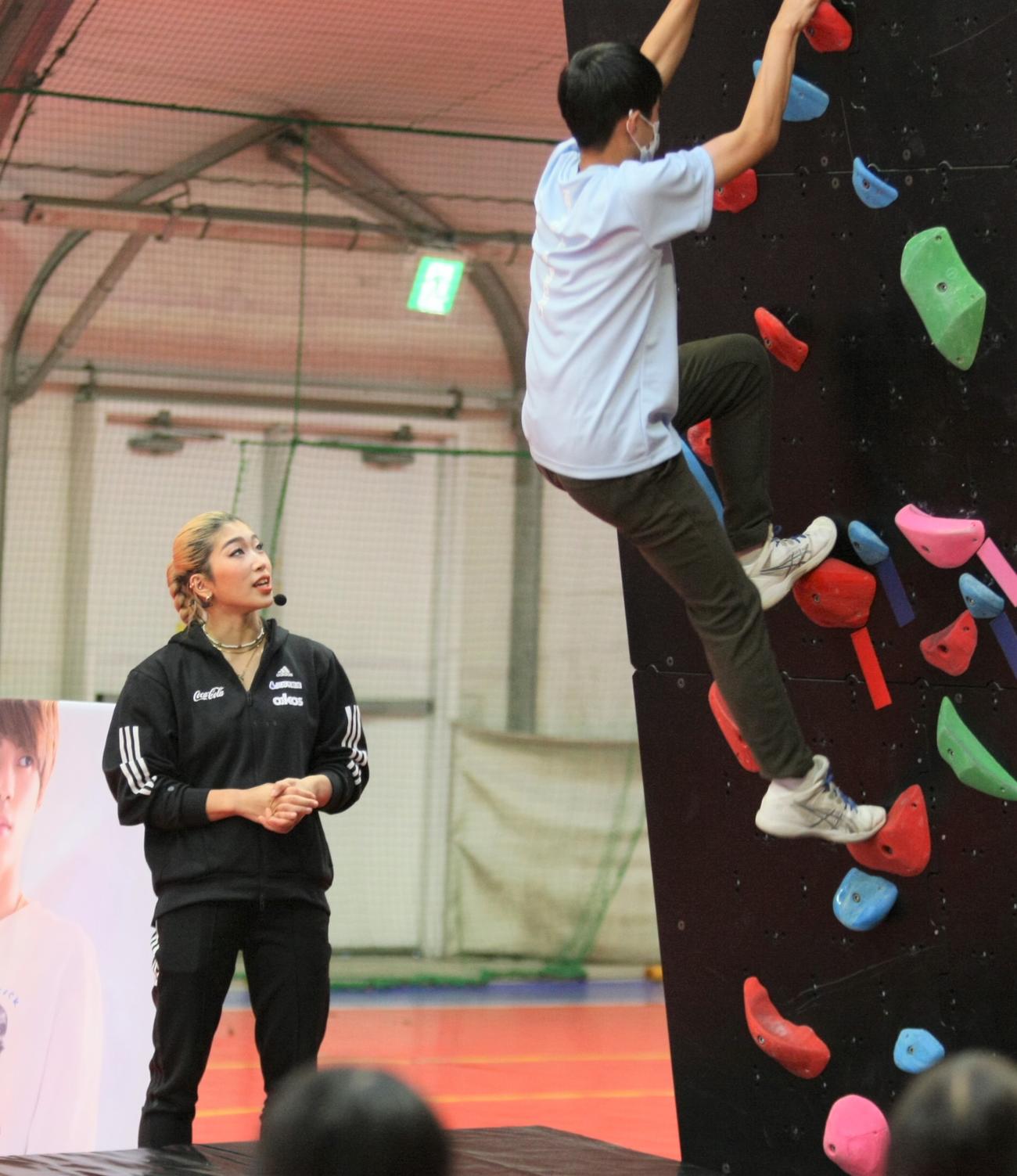 「＋CHALLENGEイベント」でスポーツクライミングを指導する野中（撮影・藤塚大輔）