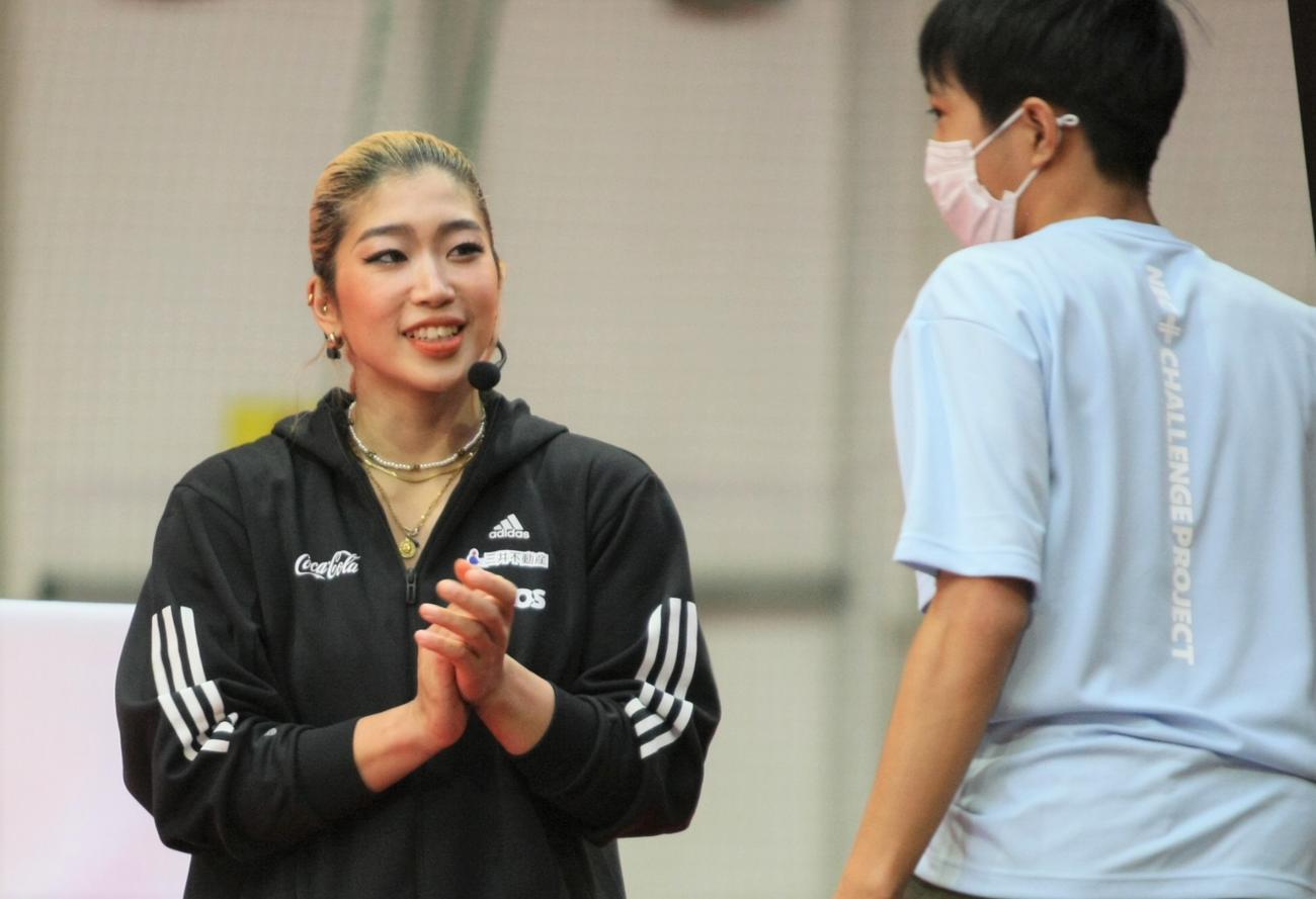 「＋CHALLENGEイベント」で子どもたちに拍手を送る野中（撮影・藤塚大輔）