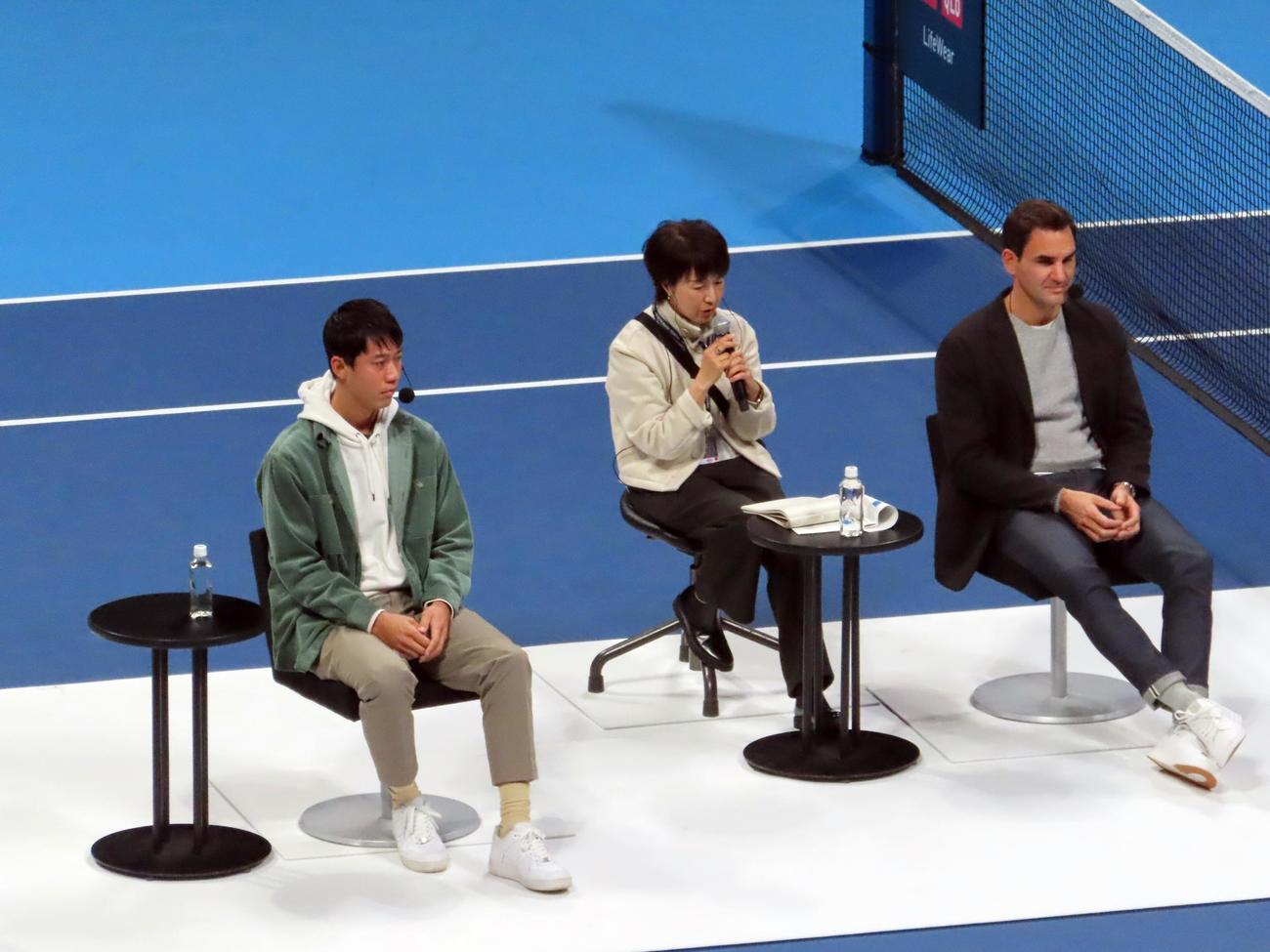 ユニクロのイベントで、引退したフェデラー氏（右）と来季の復帰を目指す錦織