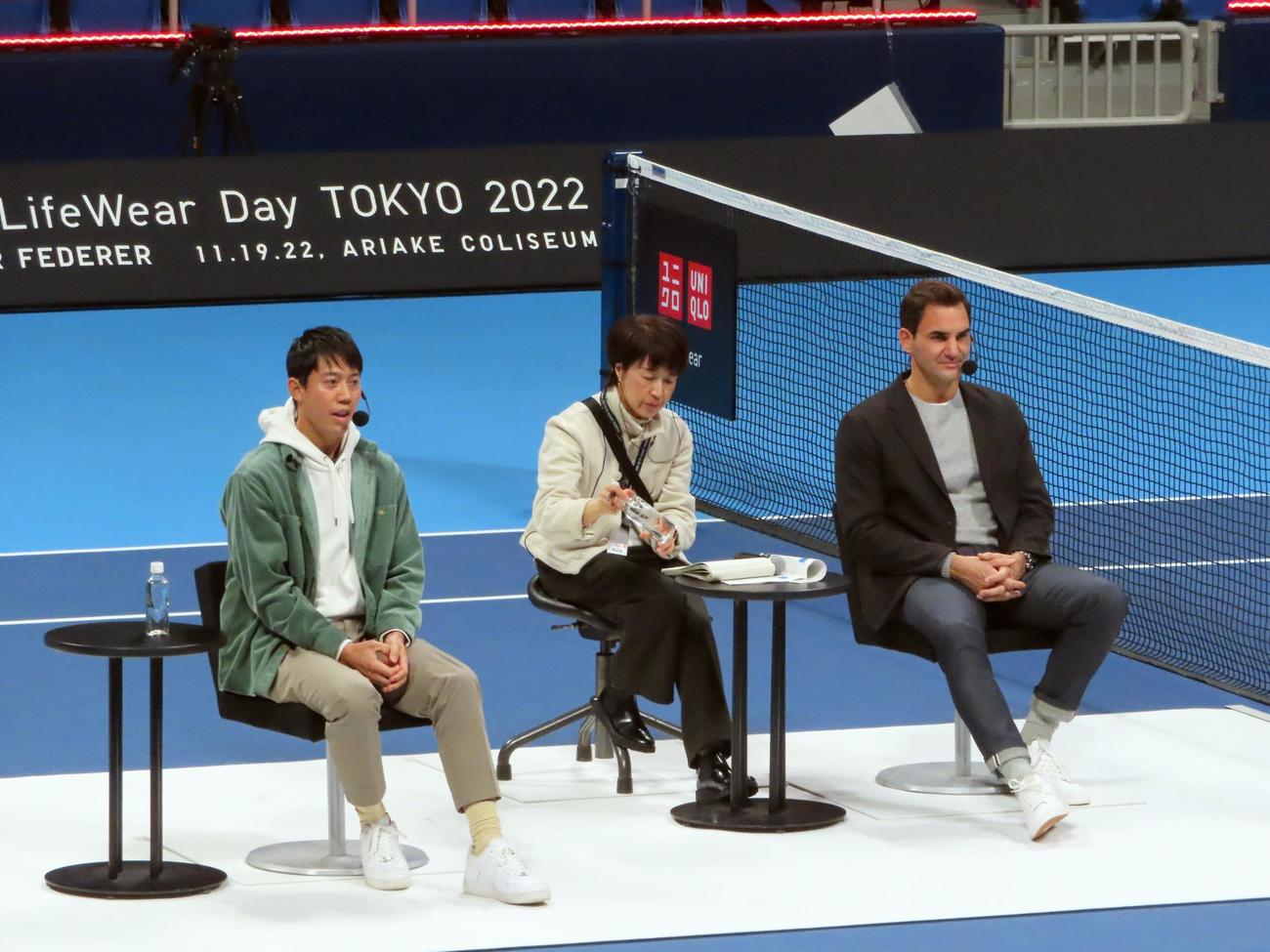 ユニクロのイベントで、引退したフェデラー氏（右）と来季の復帰を目指す錦織（左）