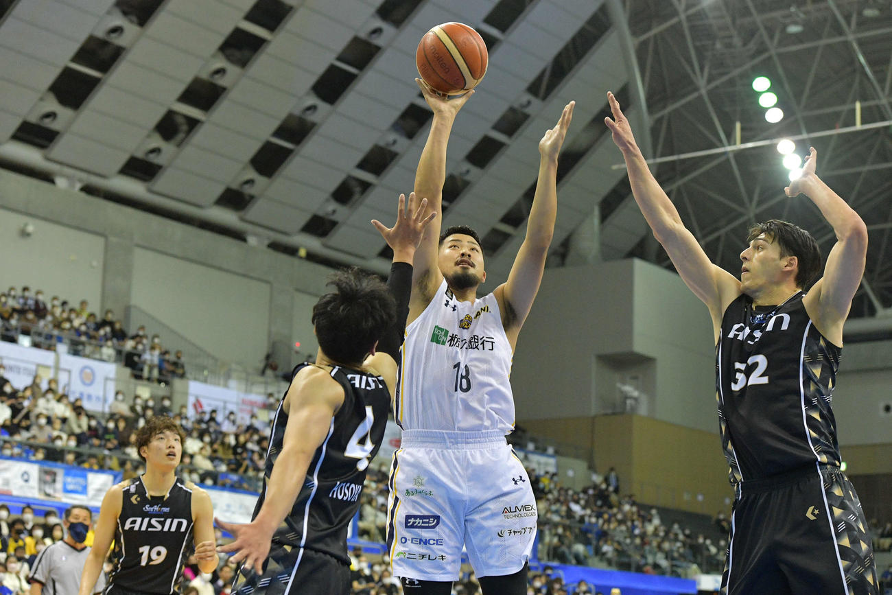 三河対宇都宮　シュートを打つ宇都宮鵤誠司（C）B.LEAGUE