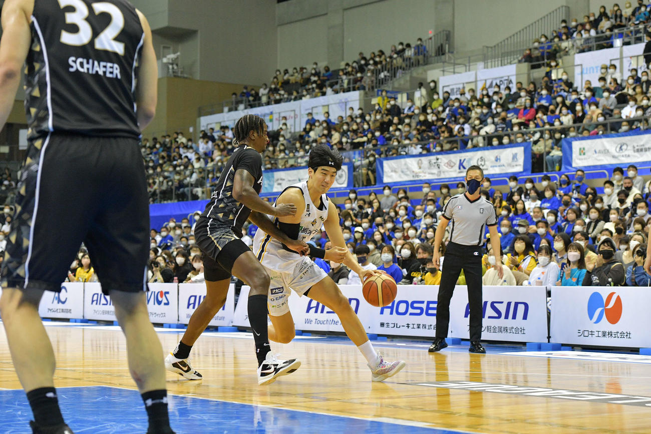 三河対宇都宮　ドリブルで切り込む宇都宮ヤン・ジェミン（C）B.LEAGUE
