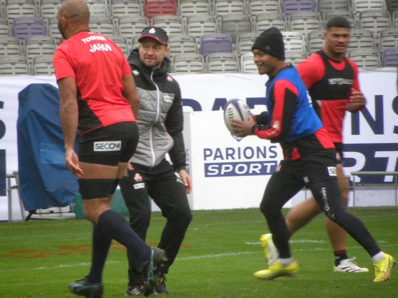 フランス戦前日練習でボールを持つ日本代表の松島幸太朗（右から2人目）（撮影・松本航）