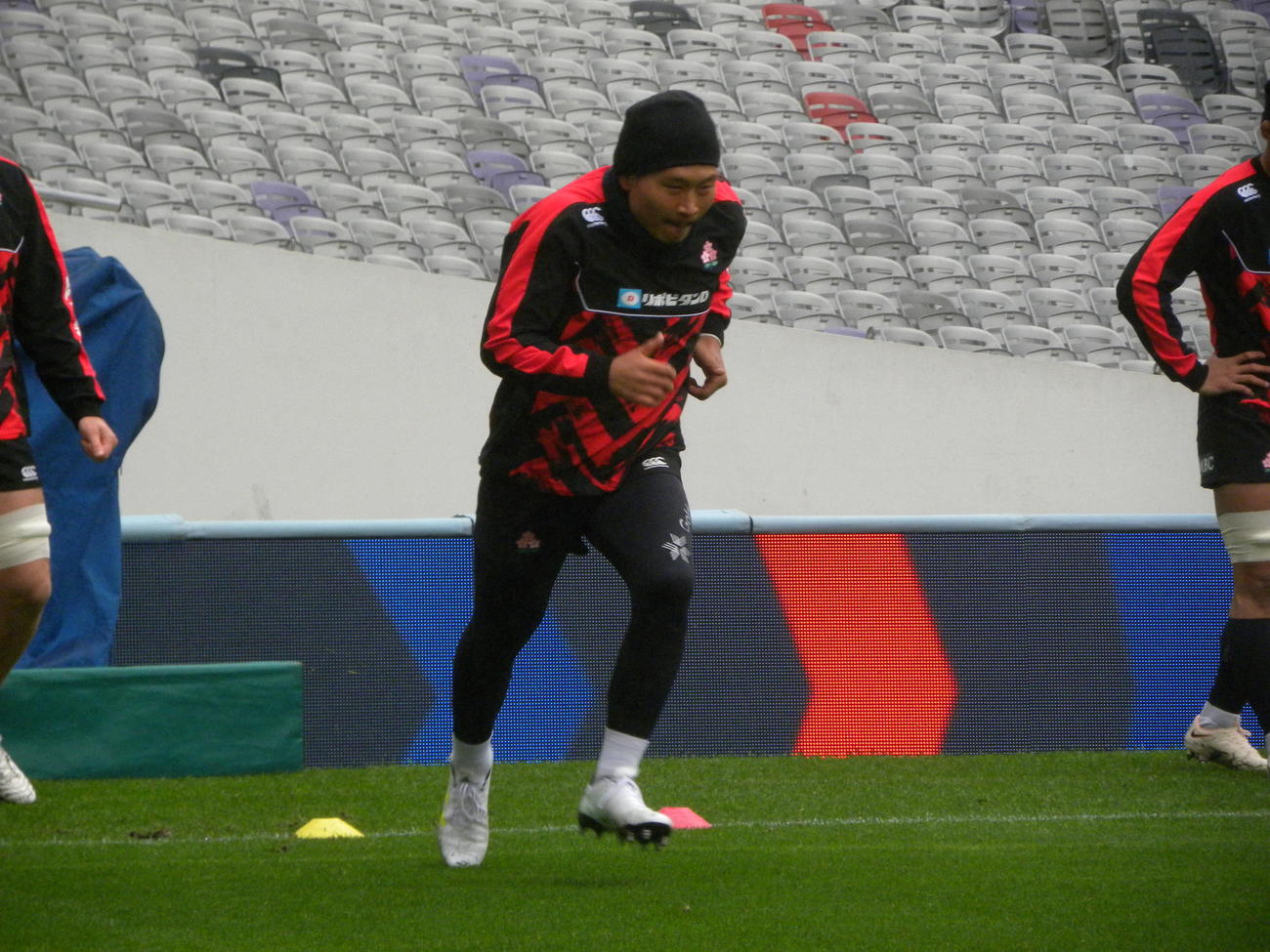 フランス戦前日練習で走る日本代表の稲垣啓太（撮影・松本航）