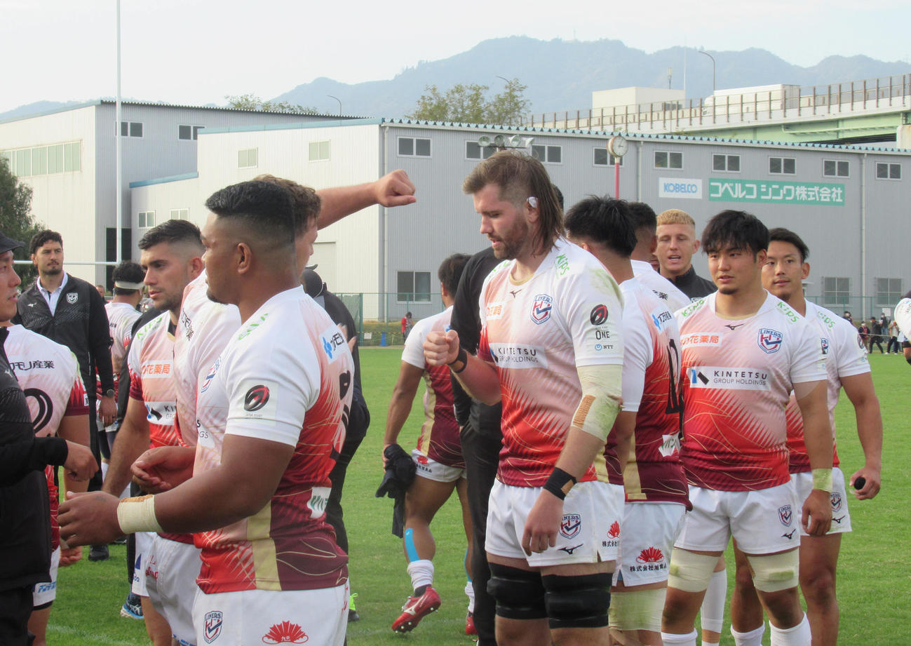 試合後、選手とグータッチをする花園のスコットランド代表ロック、ベン・トゥーリス（中央）
