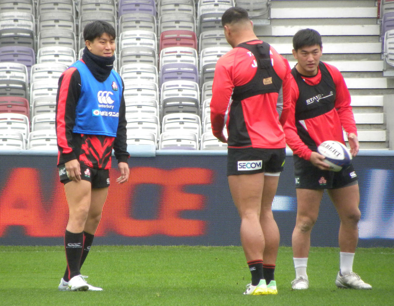 フランス戦前日練習で汗を流す日本代表の中尾隼太（左）と李承信（右）（撮影・松本航）