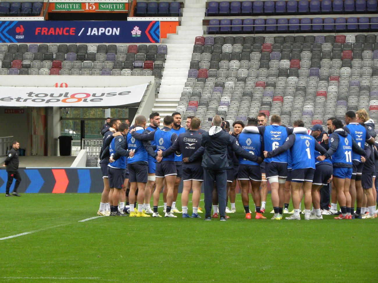 日本戦の前日練習で円陣を組むフランス代表（撮影・松本航）
