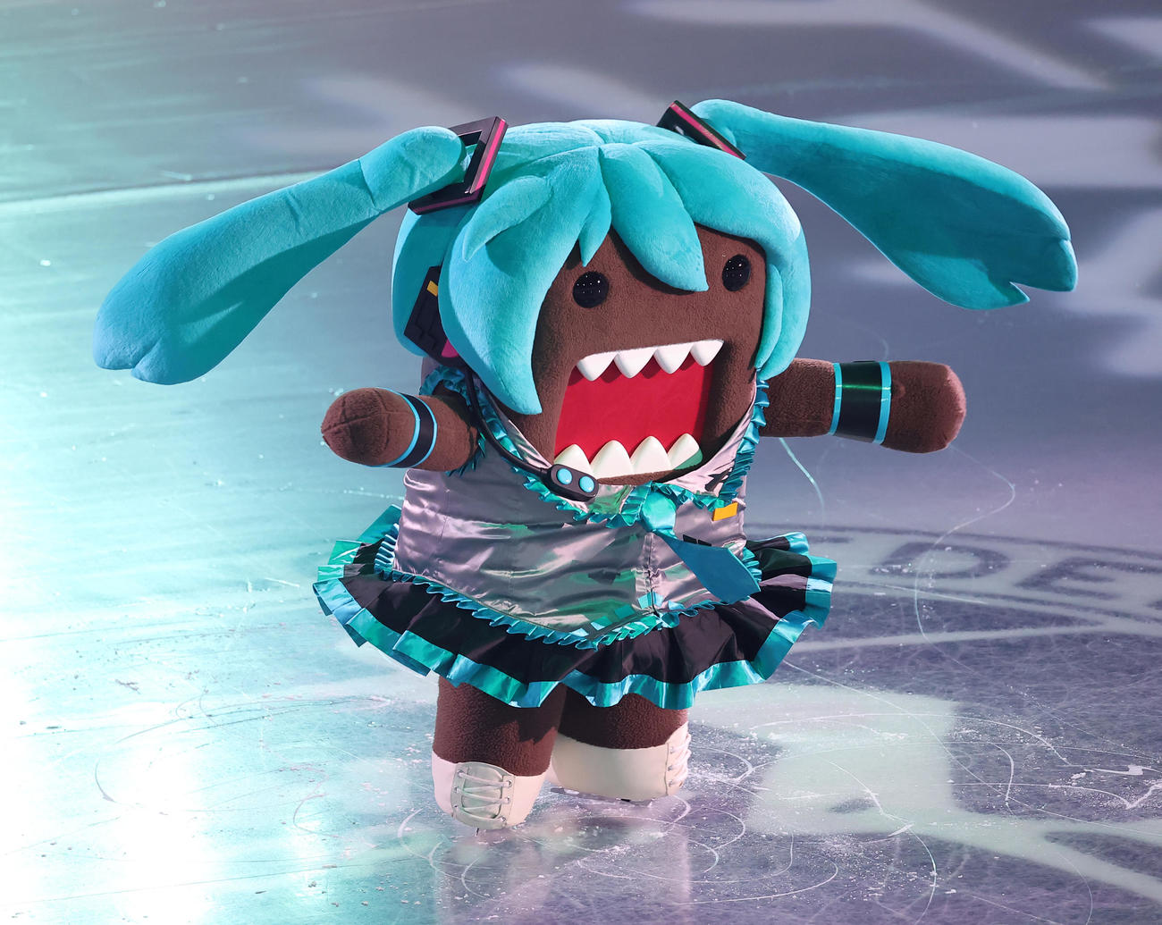 エキシビションを前に初音ミクに扮して登場したどーもくん（撮影・足立雅史）