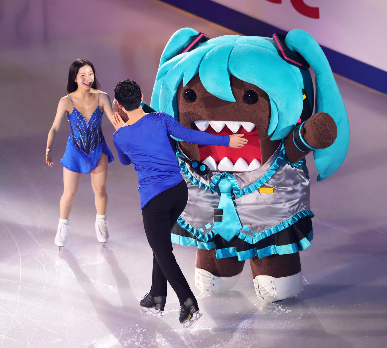 エキシビションで初音ミクコスプレのどーもくんとタッチを交わす三浦（左）、木原組（撮影・足立雅史）
