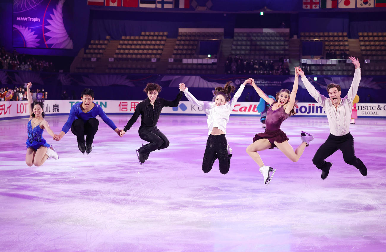 エキシビションを終え、笑顔でジャンプを決めるNHK杯優勝選手たち。左からペアの三浦、木原組、男子宇野、女子キム・イェリム、アイスダンスのボードリー、ソーレンセン組み（撮影・足立雅史）