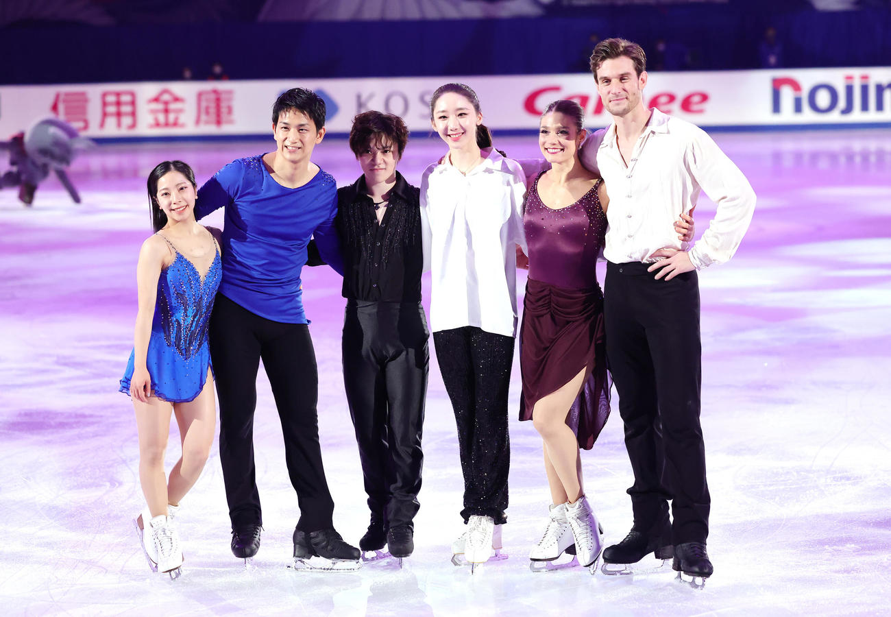 エキシビションを終え、笑顔を見せるNHK杯優勝選手たち。左からペアの三浦、木原組、男子宇野、女子キム・イェリム、アイスダンスのボードリー、ソーレンセン組み（撮影・足立雅史）