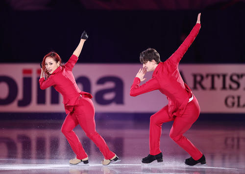 エキシビションで演技する小松原美里（左）、尊組（撮影・足立雅史）