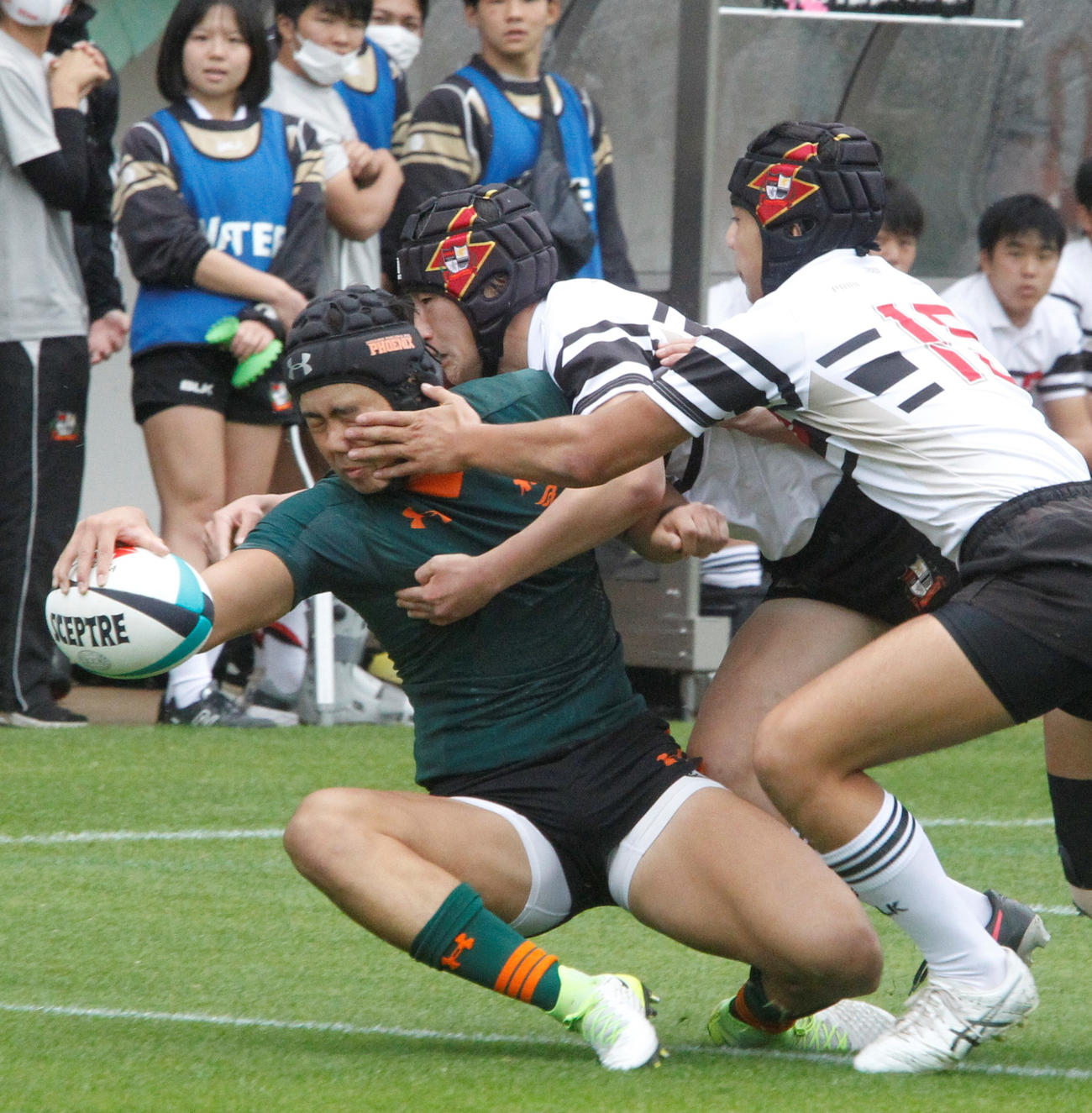 東福岡対筑紫　前半12分、トライを決める東福岡WTB馬田琳平（撮影・菊川光一）