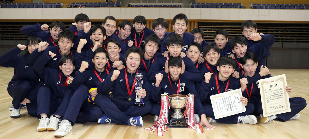 優勝し記念撮影をする東海大札幌の選手たち（撮影・佐藤翔太）