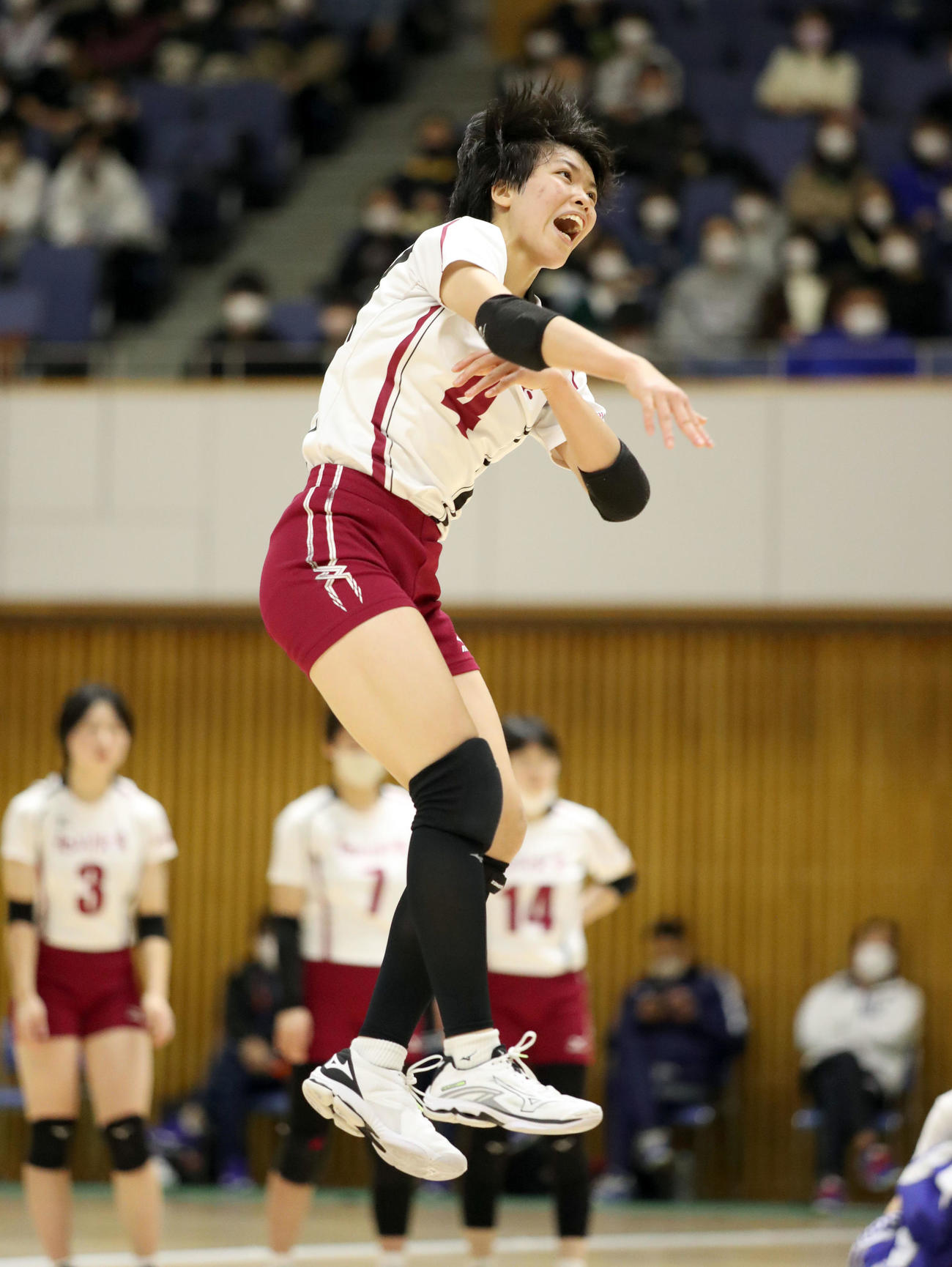 札幌山の手対旭川実　強烈なサーブを放つ旭川実の笠井（撮影・佐藤翔太）