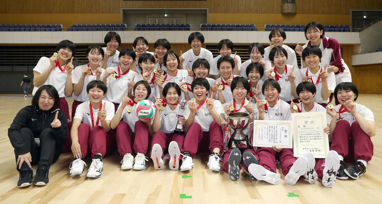 札幌山の手対旭川実　優勝し記念撮影をする旭川実の選手たち（撮影・佐藤翔太）