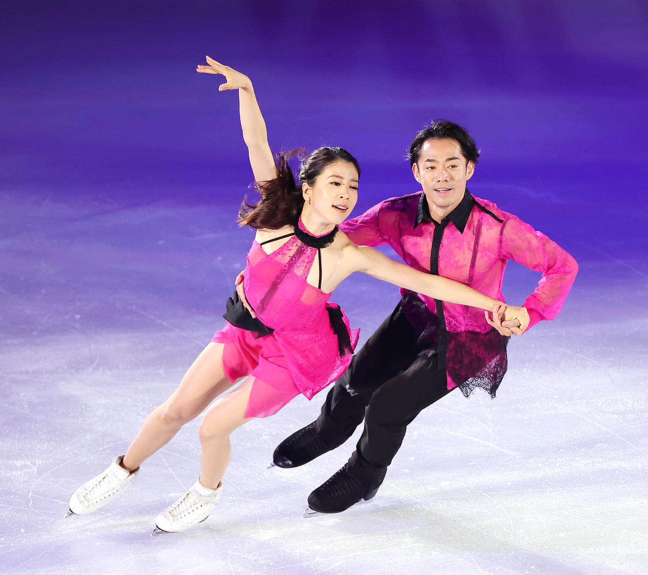 エキシビションで華麗な演技を披露した村元（左）、高橋組（撮影・足立雅史）