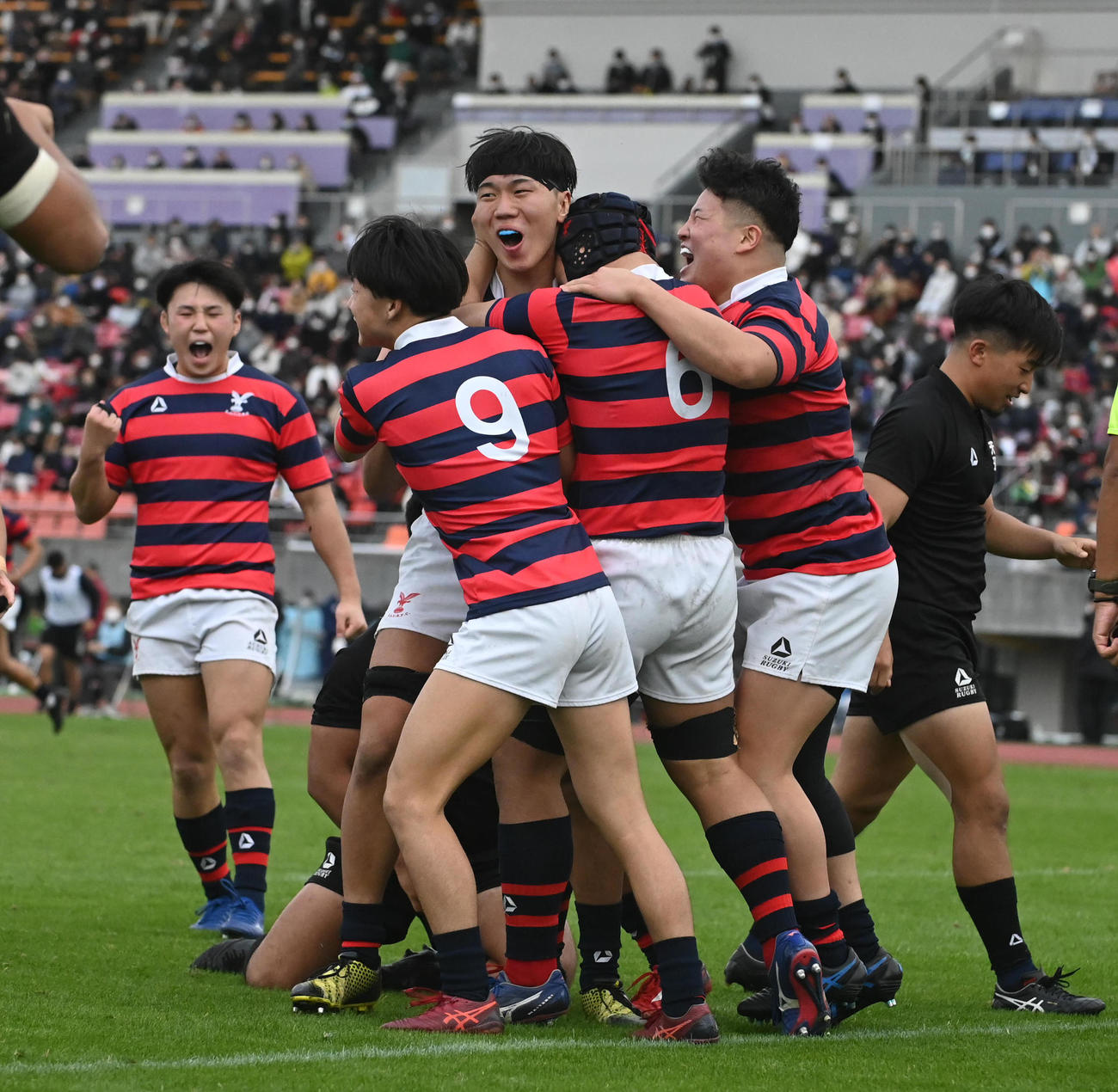 京産大対天理大　後半、京産大FL松永（中央）がトライを決め、抱き合って喜ぶ（撮影・滝沢美穂子）