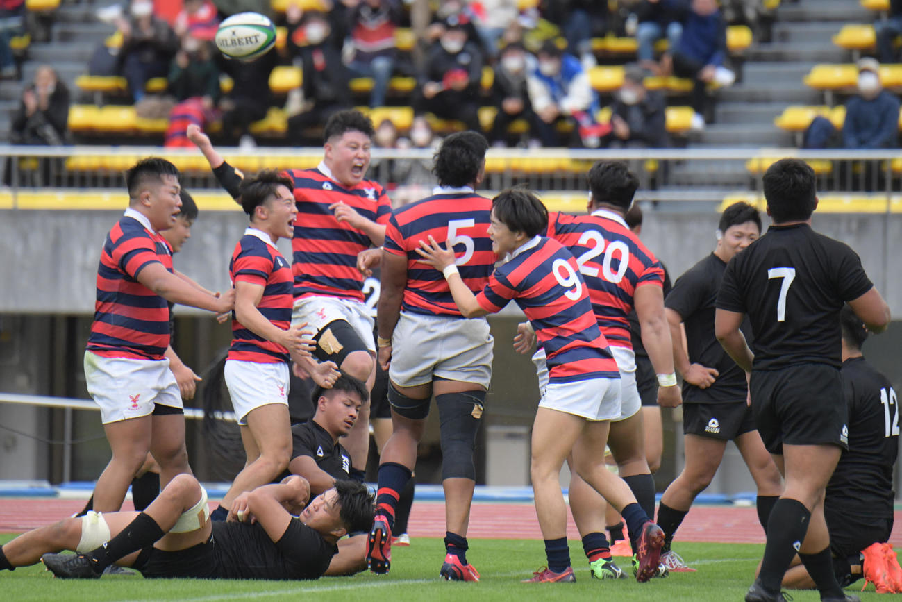 京産大対天理大　後半、京産大LOアサエリ＜5＞がトライを決め、喜ぶ選手たち（撮影・滝沢美穂子）
