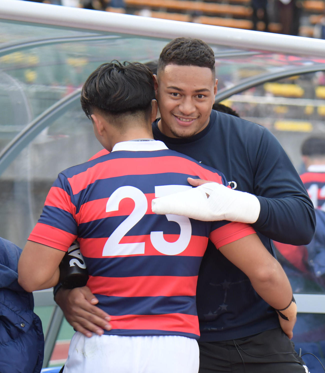 京産大対天理大　試合後、選手と抱き合って喜ぶ京産大ソロモネ・フナキ（撮影・滝沢美穂子）