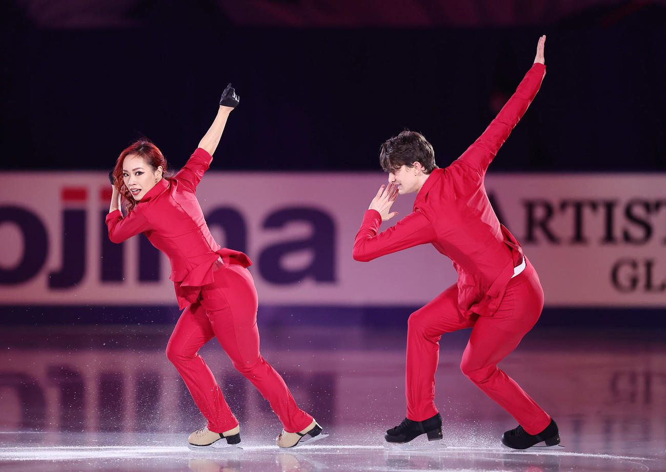 エキシビションで演技する小松原美里（左）、尊組（撮影・足立雅史）
