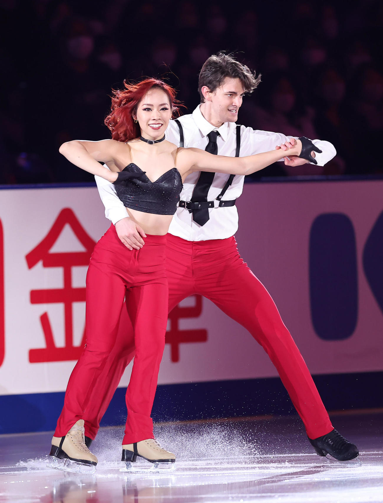 エキシビションで演技する小松原美里（左）、尊組（撮影・足立雅史）