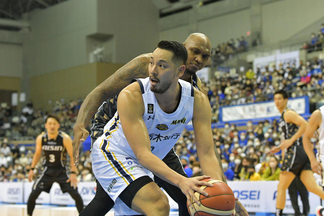 好守に奮闘する宇都宮の遠藤祐亮（C）BLEAGUE